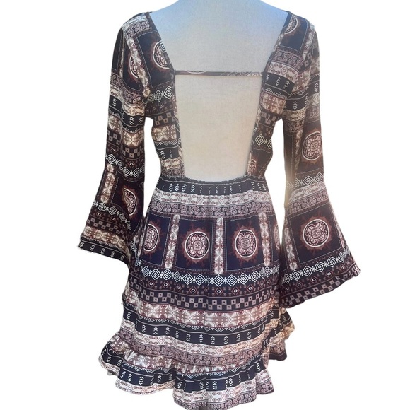 Patterned Lady’s Dress with Open Back and Ruffle Trim; Size Small - Picture 2 of 6